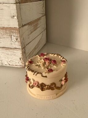 Tiny Rose Trinket Box.    Vintage.